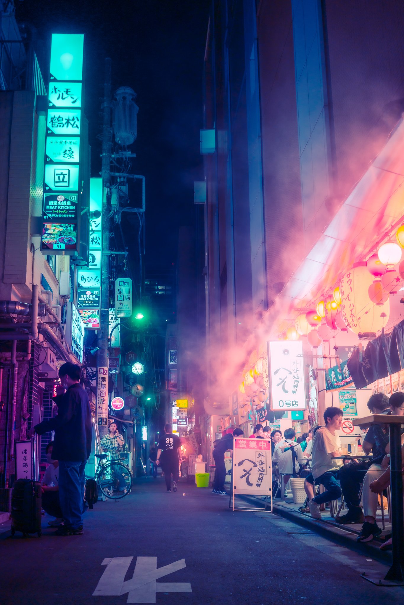 Street photography Tokyo — crowds at night in Shinjuku