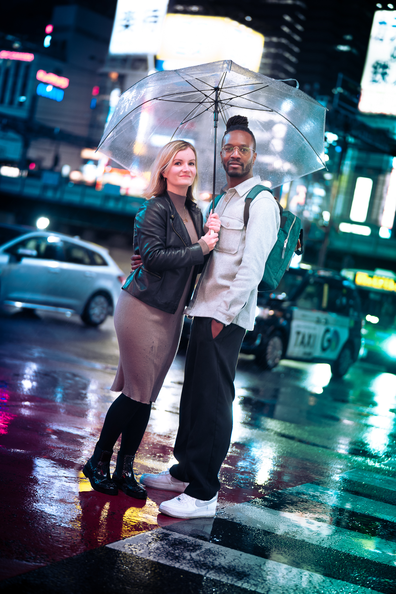 Couple portrait in rain at Shinjuku crossing, Tokyo — TOKYOLUV